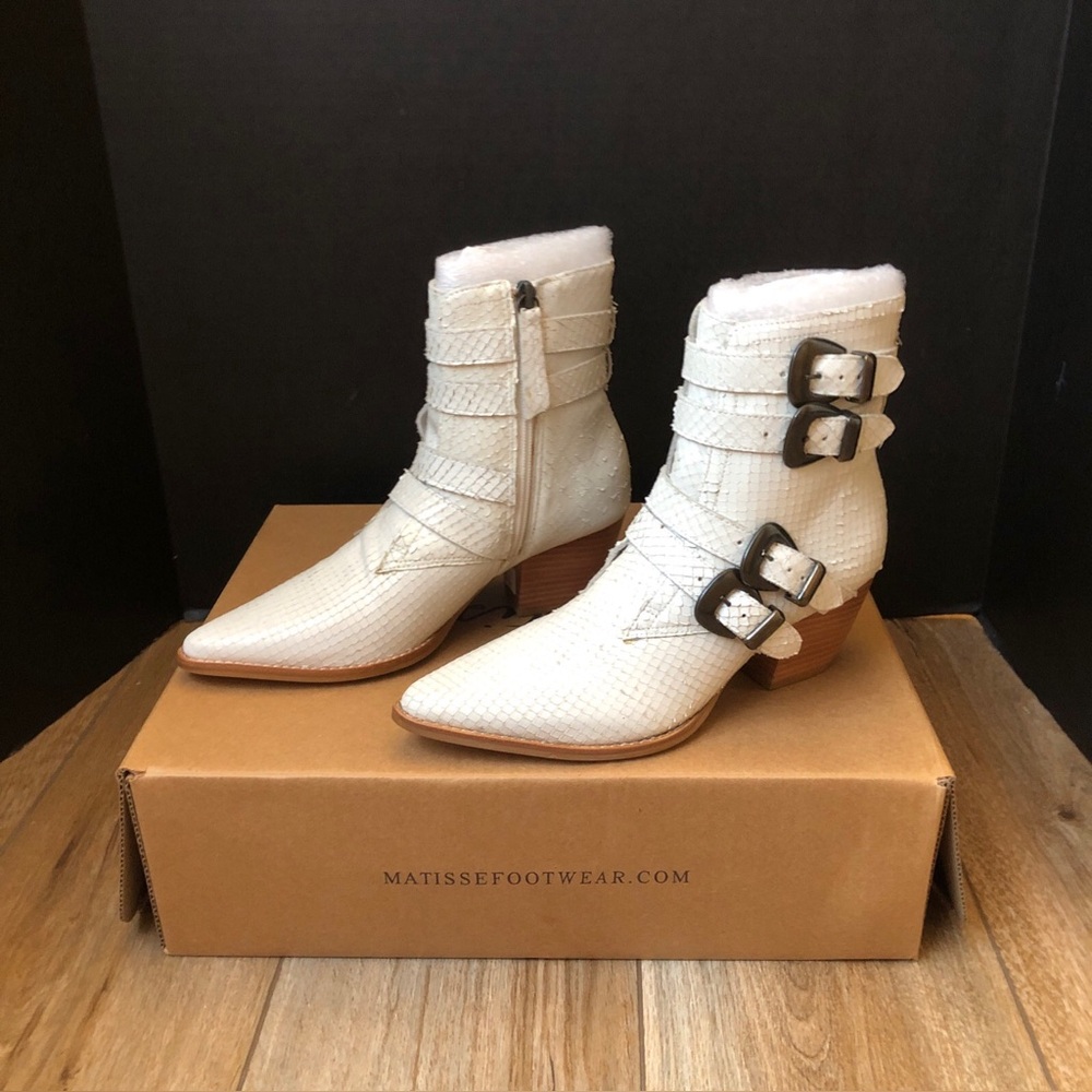✨ STUNNING ✨ Matisse "Harvey" White Leather Double Buckle Ankle Boots Size 6.5
